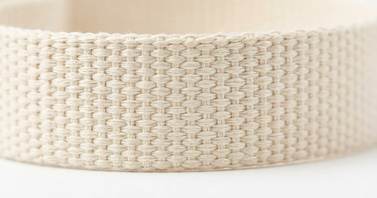 平織ストラップのなめらかな表面を拡大した様子