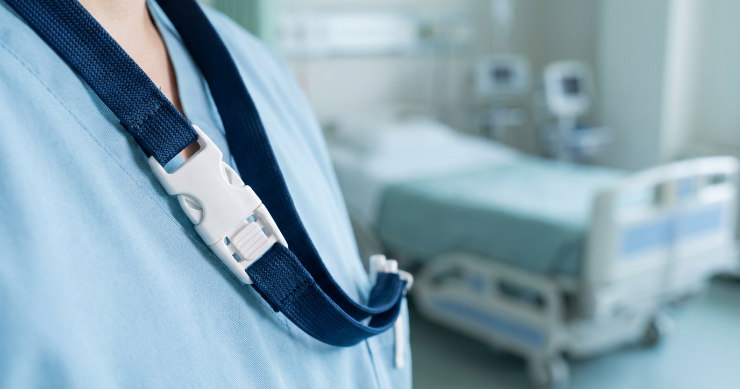 引っかかりを防止するためのストラップの安全パーツ（セーフティクリップ）のアップ