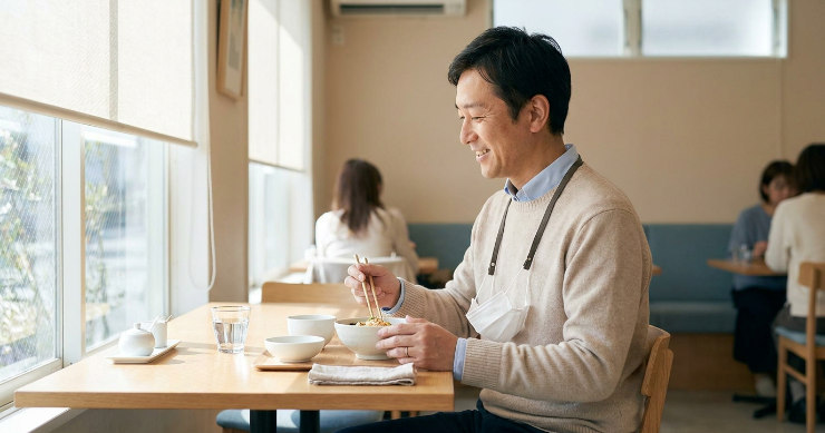 飲食店でマスクストラップを使い落下防止する日本人男性