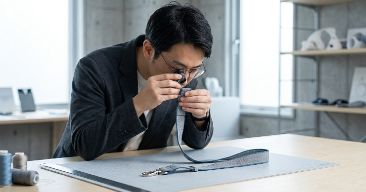 印刷ズレや縫製位置を確認するデザイナーの様子